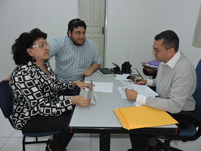 P. Walmir Lima com a secretária Glória Saunders e o vereador Hugo Victor. 