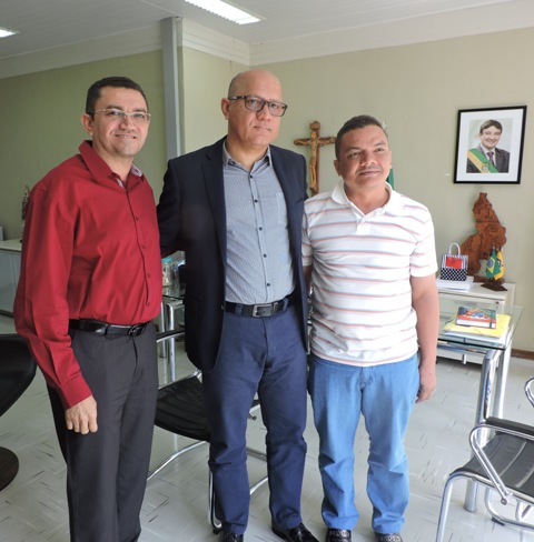Prefeito Pe. Walmir Lima, secretário estadual de administração, Franzé e o assessor técnico José de Arimateia.