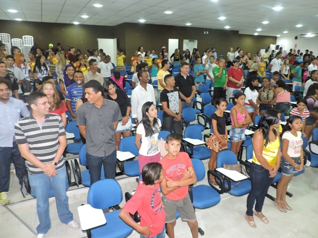 Jovens participam de conferência.