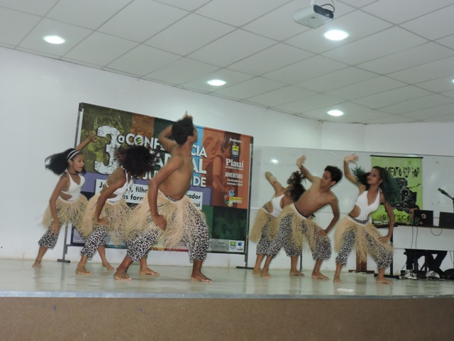 Grupo Cultural Adimó encanta participantes com belas apresentações.
