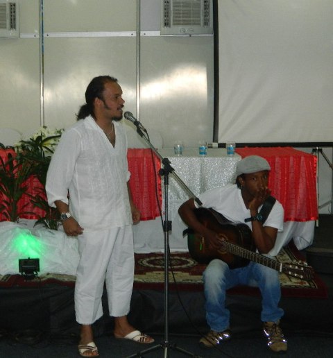 Palestrante Paulo Mafra companhado do músico João Paulo.
