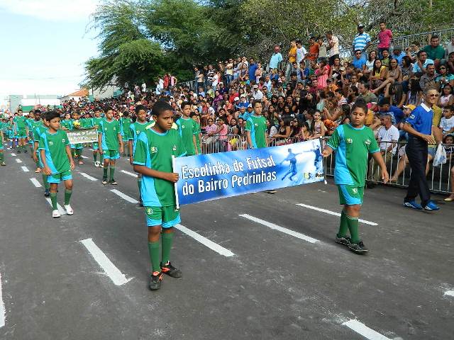 Escolas participam do Desfile Cívico.