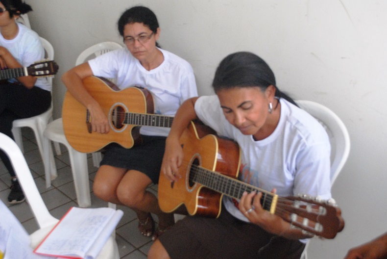 Donas de casa veem novas oportunidades com aulas de violão.