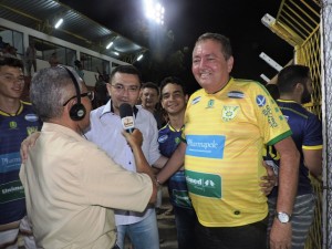 Após jogo, prefeito concede entrevista a rádios picoenses.