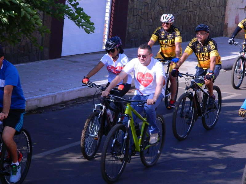Padre Walmir participando do passeio ciclístico -Foto: Romário Mendes 