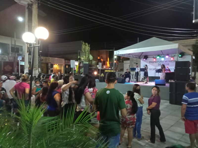 PREFEITURA DE PICOS Terceira noite do Natal Luz reúne centenas de pessoas  na Praça Josino Ferreira - PREFEITURA DE PICOS