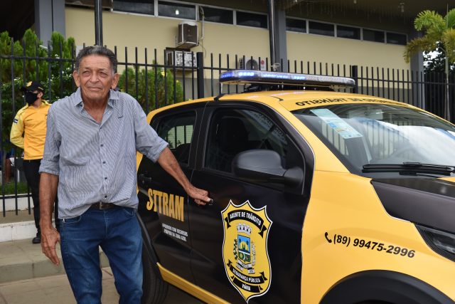 Prefeito Gil Paraibano realizou a entrega de veículo para a Secretaria de Trânsito nesta semana (Foto: Jackelany Vasconcelos)
